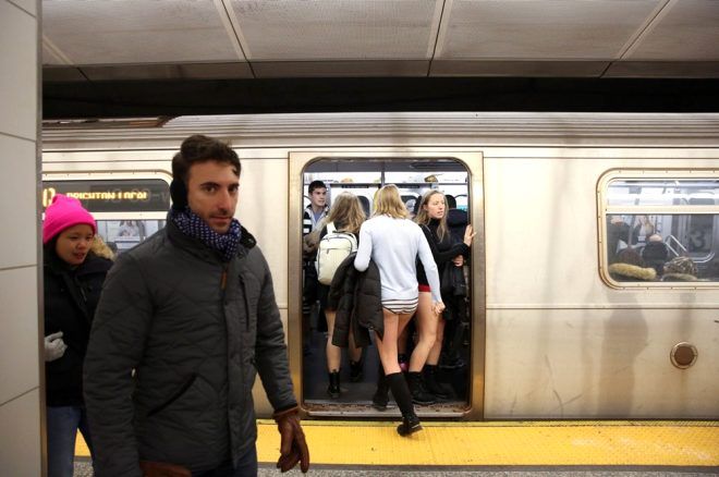 Metroya pantolonsuz bindiler! 10