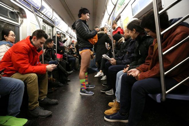 Metroya pantolonsuz bindiler! 8