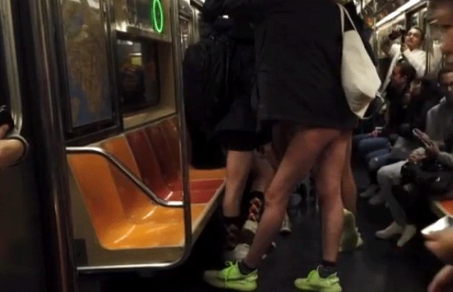 Metroya pantolonsuz bindiler! 5