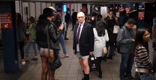 Metroya pantolonsuz bindiler! 1