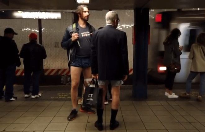 Metroya pantolonsuz bindiler! 3