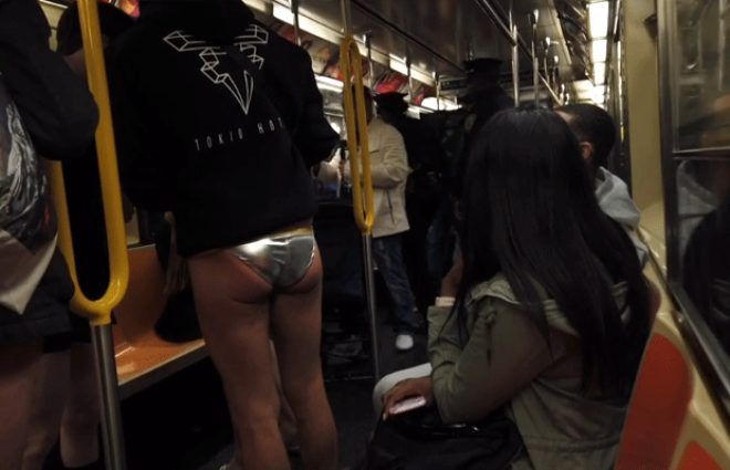 Metroya pantolonsuz bindiler! 4