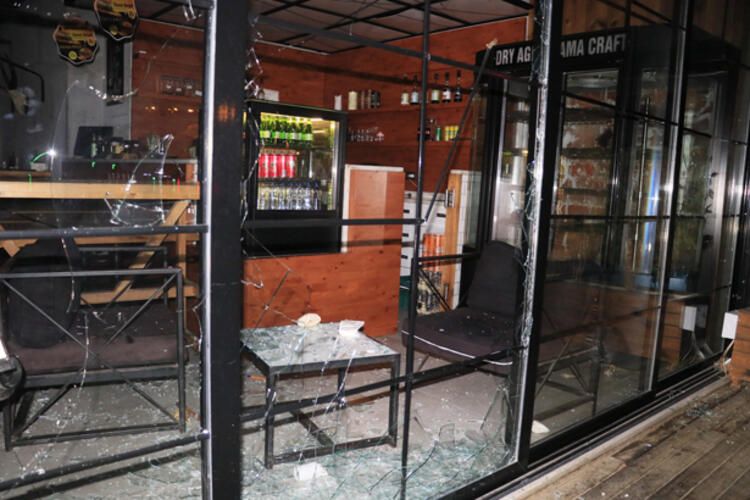 Öfke nöbeti geçiren kadın cam çerçeve bırakmadı! 5