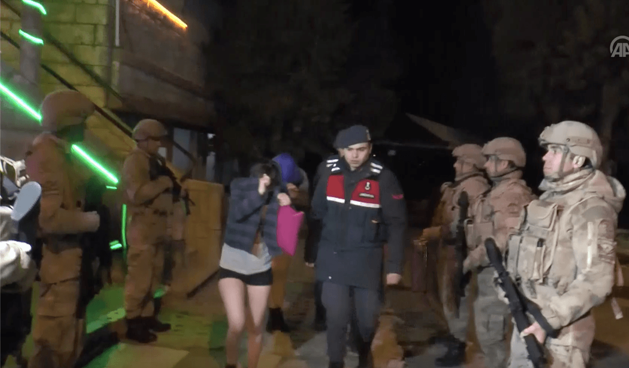 Denizli'de fuhuş çetelerine operasyon! 71 gözaltı 4