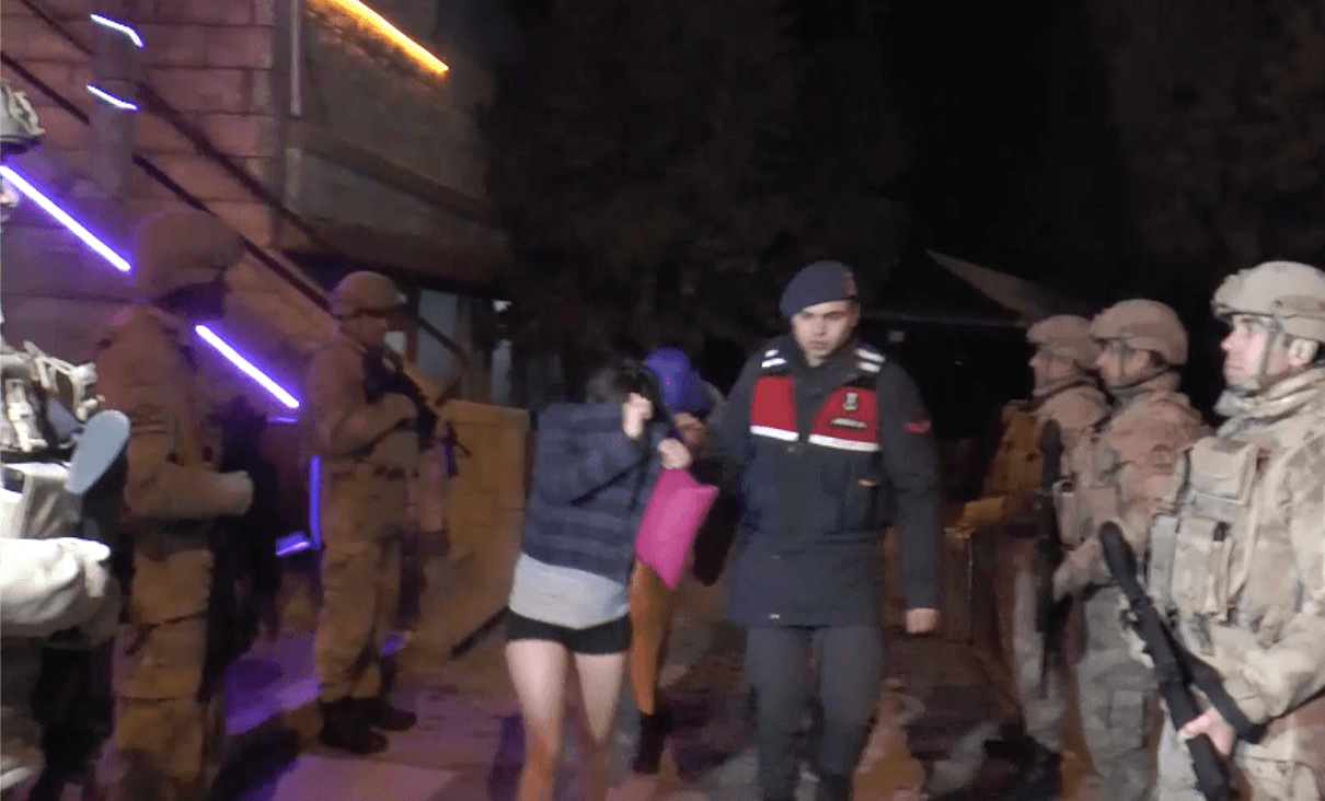 Denizli'de fuhuş çetelerine operasyon! 71 gözaltı 8