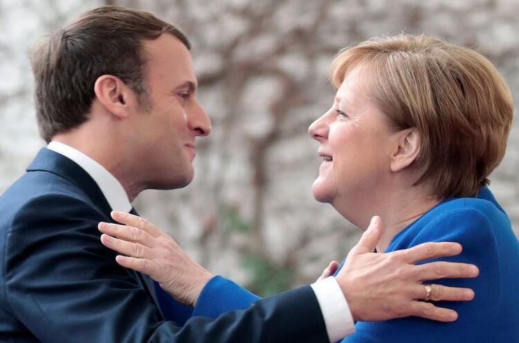 Merkel'den Macron'a samimi karşılama! 2