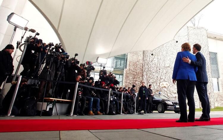 Merkel'den Macron'a samimi karşılama! 4