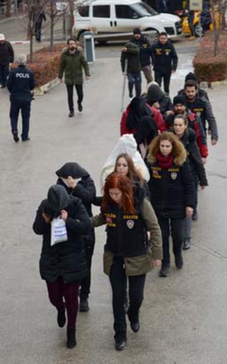 Masaj salonu adı altında fuhuş yapıyorlardı! 6