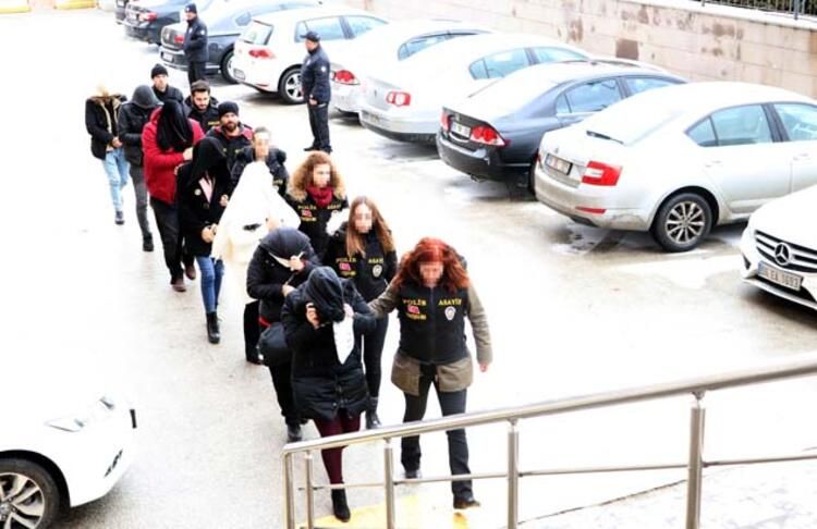 Masaj salonu adı altında fuhuş yapıyorlardı! 3