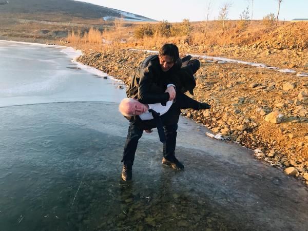 Buzun üzerinde kendinden geçti! 5