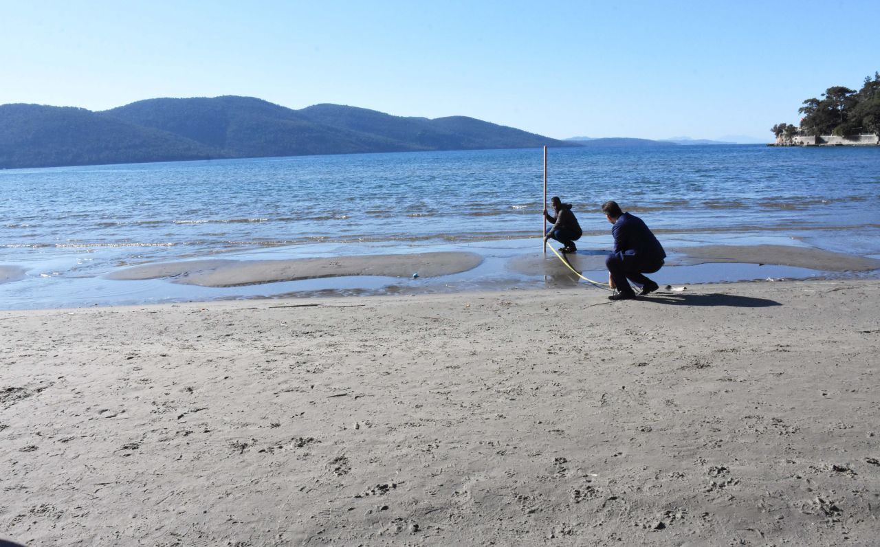 Akyaka'da deniz suyu 30 metre çekildi 1
