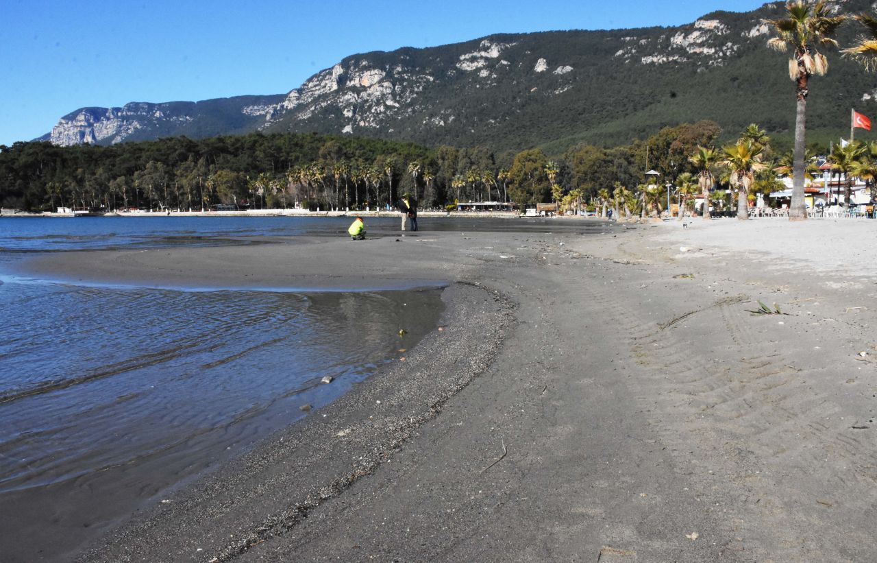 Akyaka'da deniz suyu 30 metre çekildi 3