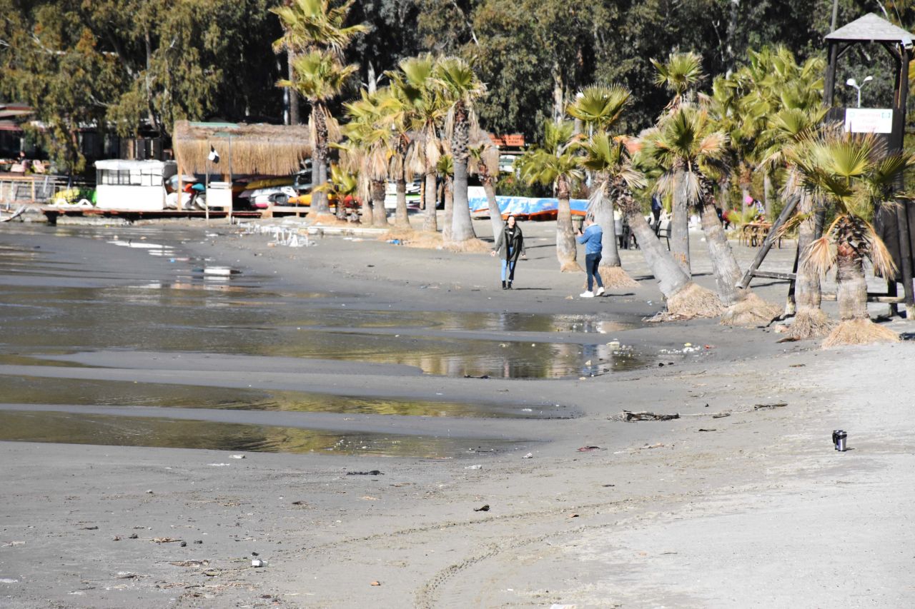 Akyaka'da deniz suyu 30 metre çekildi 4