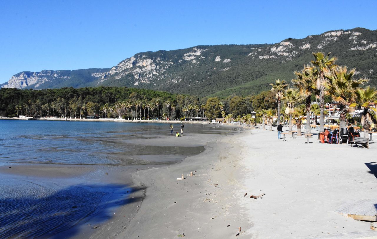Akyaka'da deniz suyu 30 metre çekildi 5