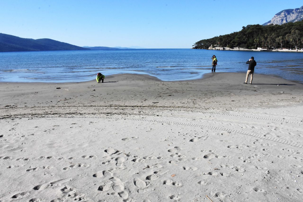 Akyaka'da deniz suyu 30 metre çekildi 6