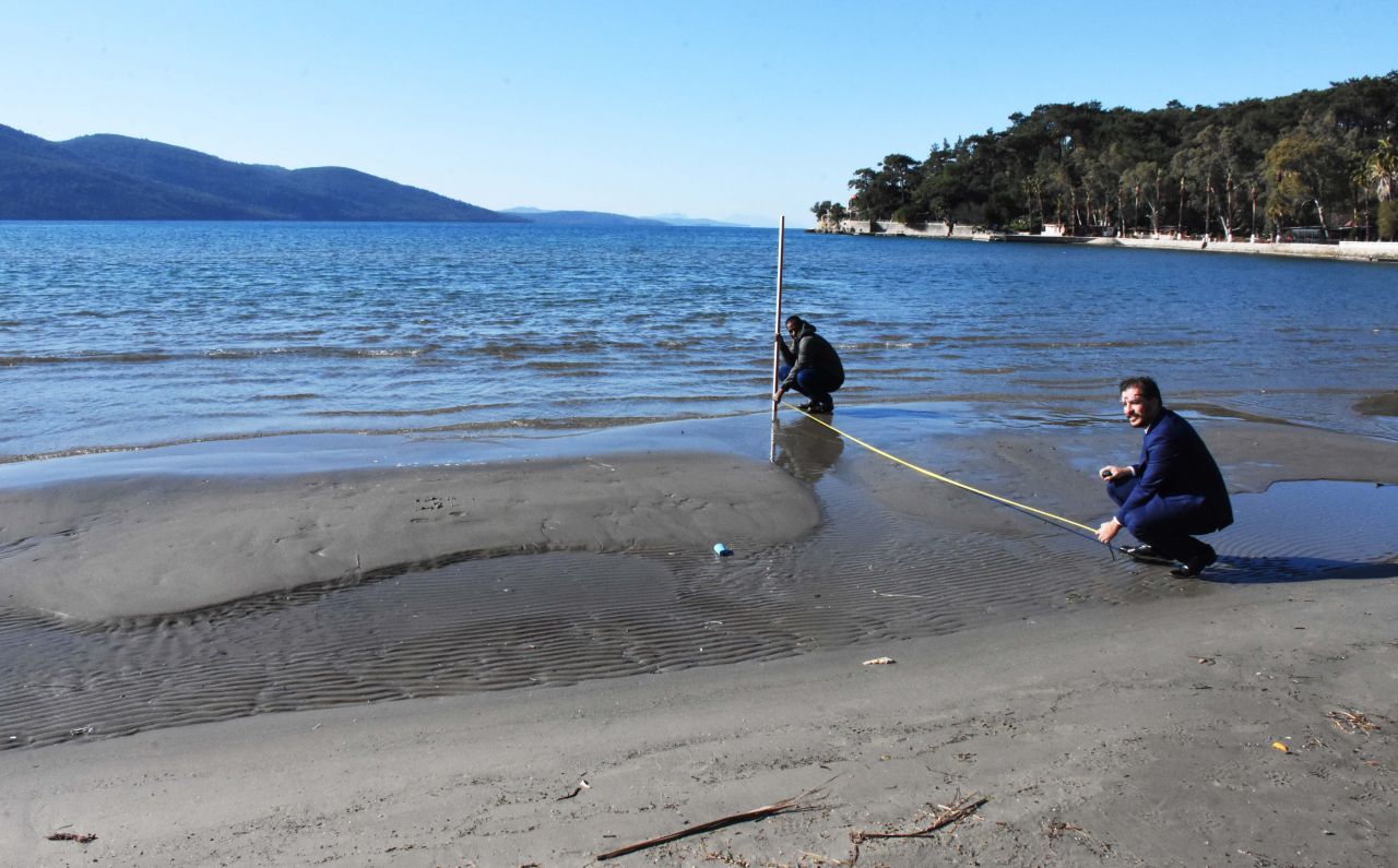 Akyaka'da deniz suyu 30 metre çekildi 8