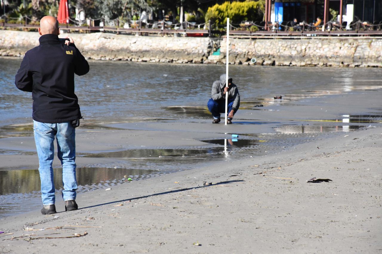 Akyaka'da deniz suyu 30 metre çekildi 11