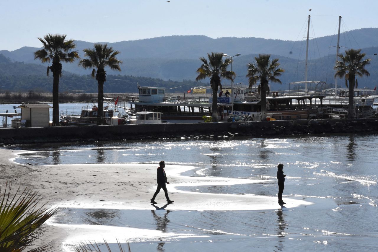 Akyaka'da deniz suyu 30 metre çekildi 12