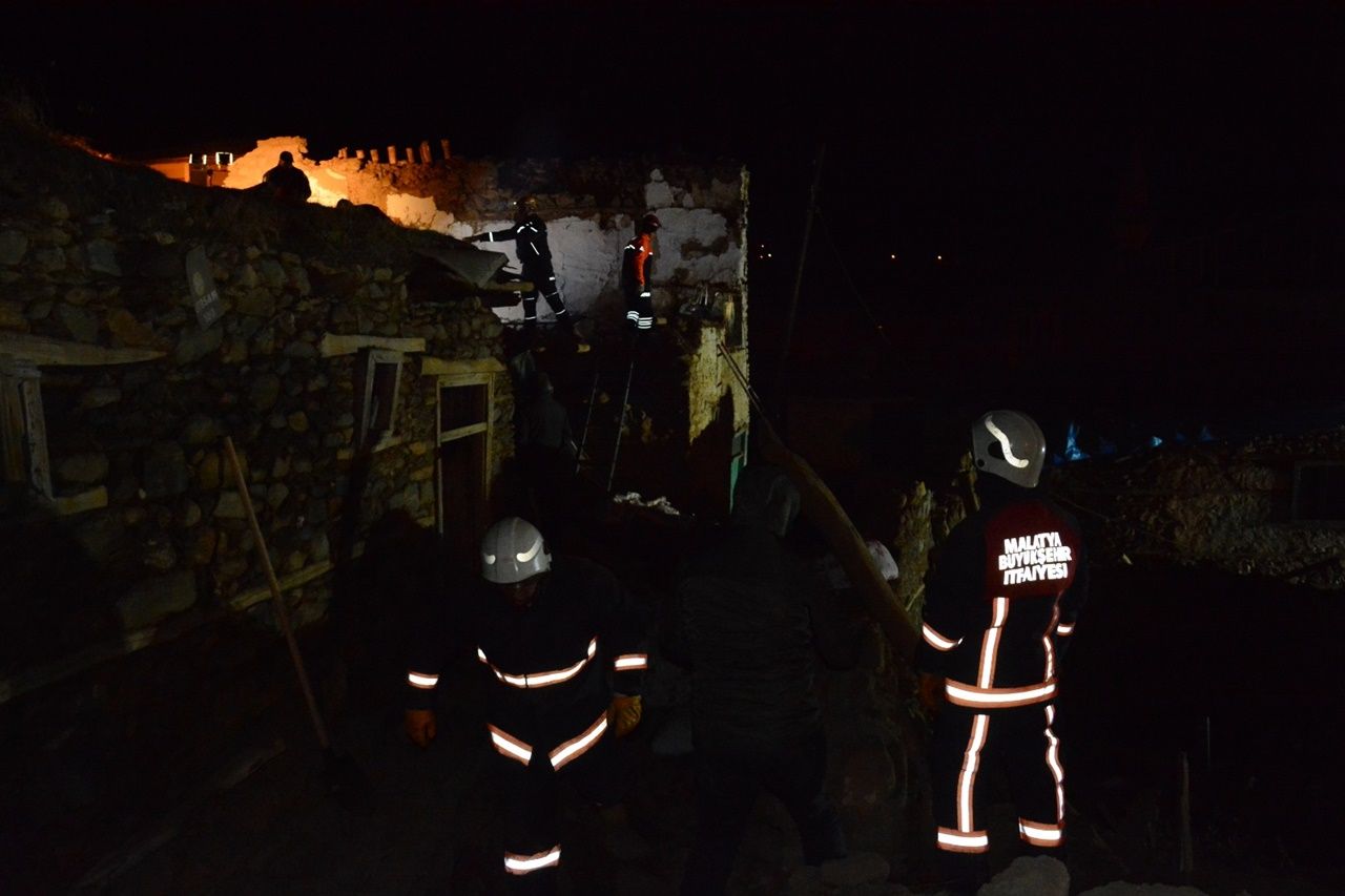 Deprem bölgesinden yürek yakan kareler... 3