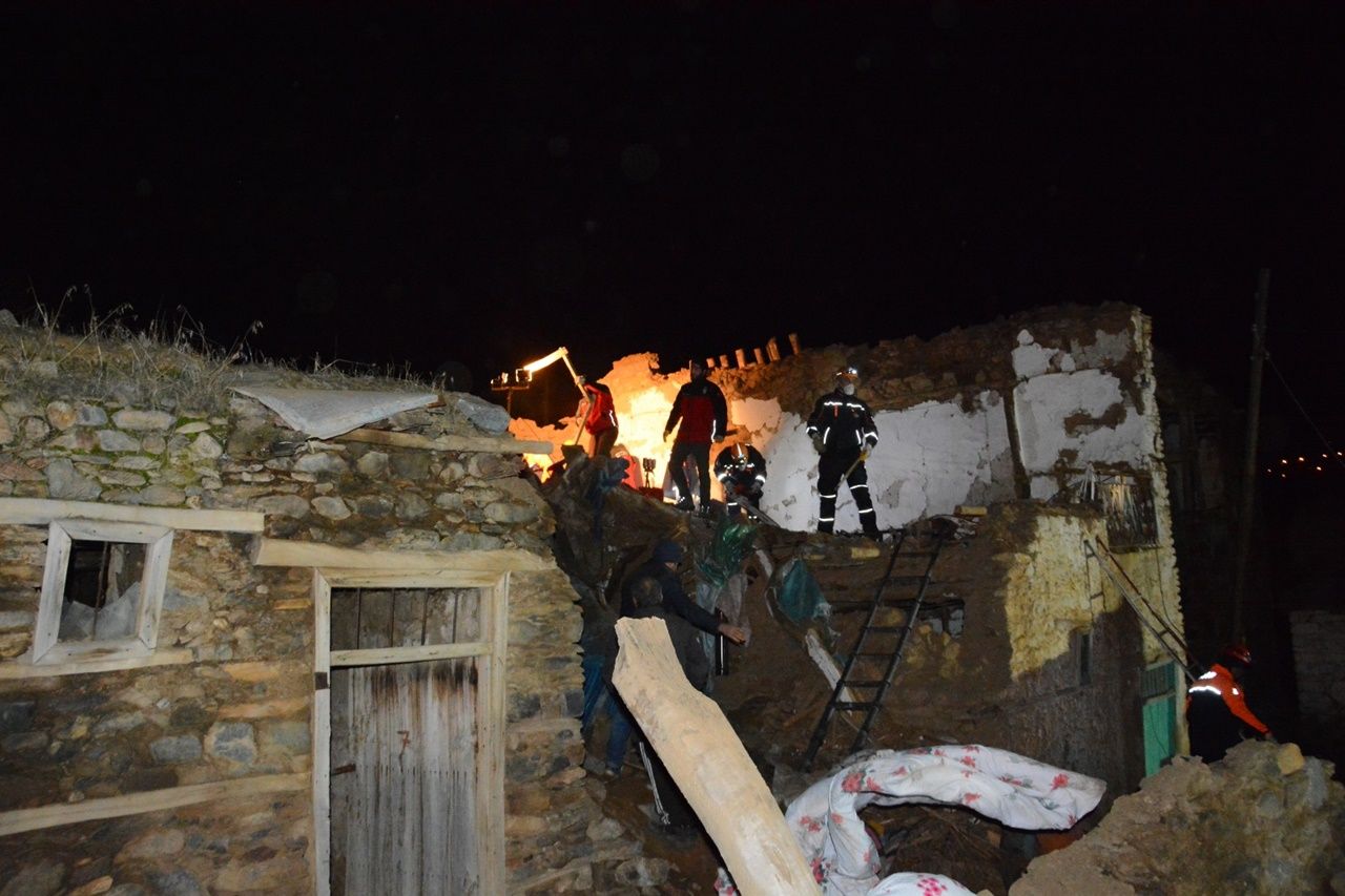 Deprem bölgesinden yürek yakan kareler... 4