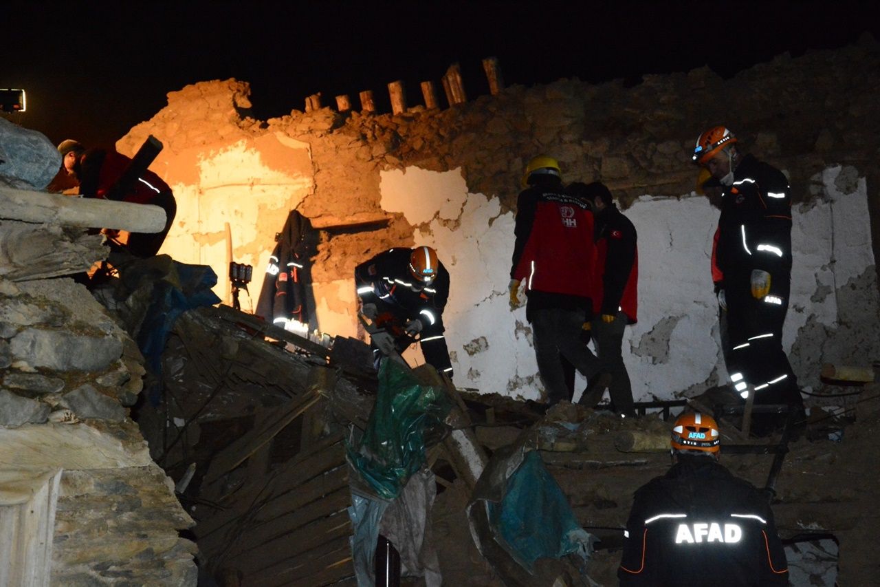 Deprem bölgesinden yürek yakan kareler... 7