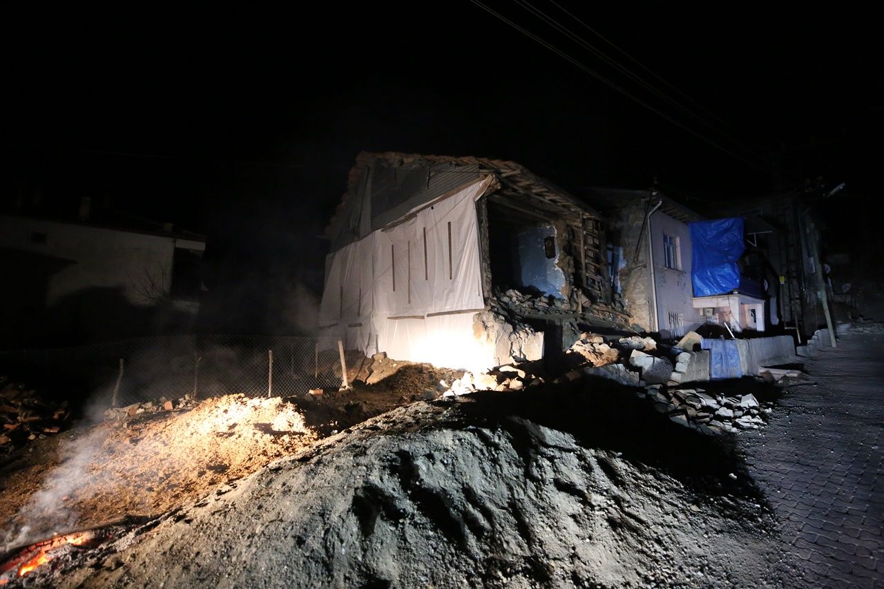 Deprem bölgesinden yürek yakan kareler... 9