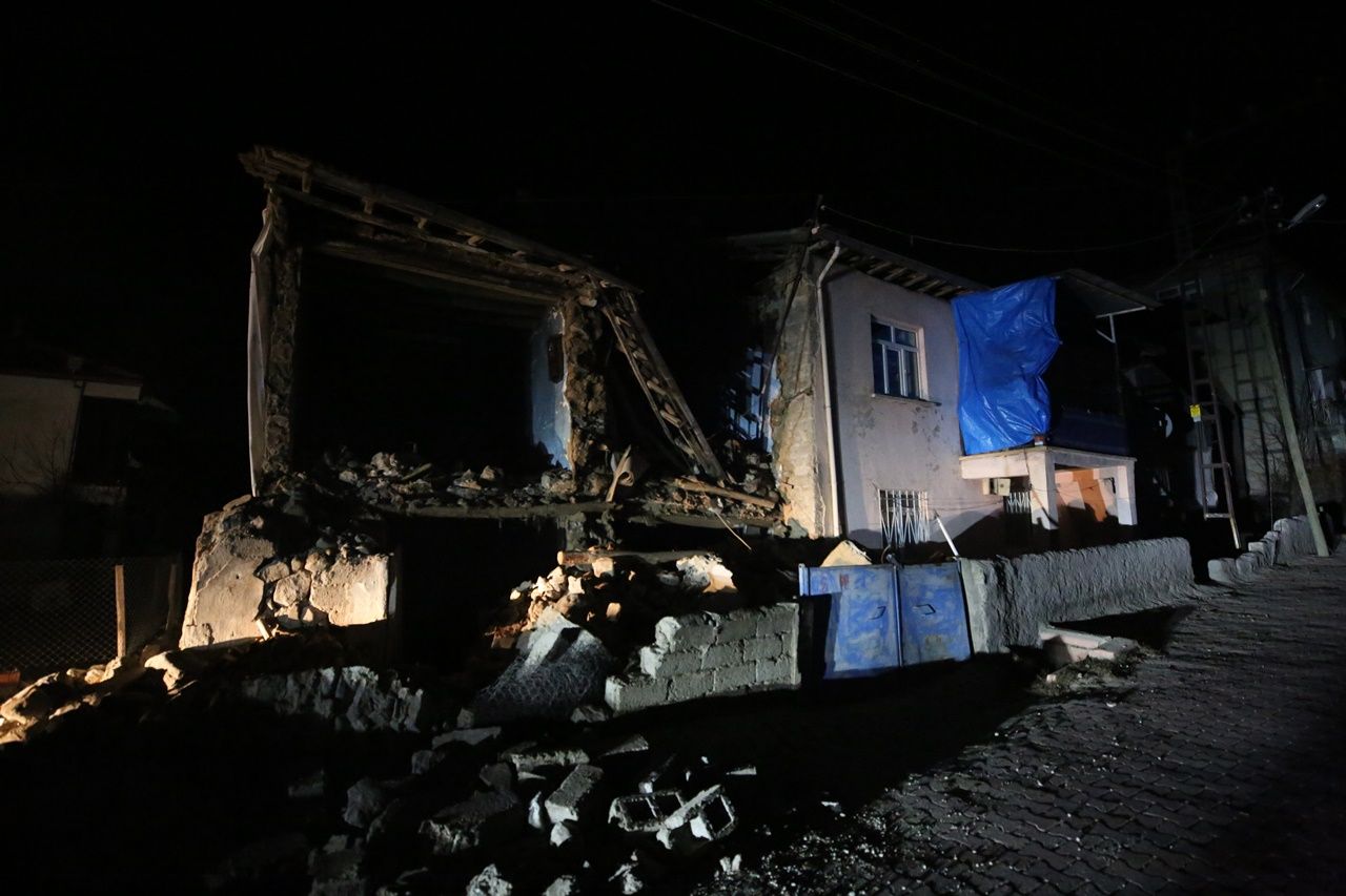Deprem bölgesinden yürek yakan kareler... 10