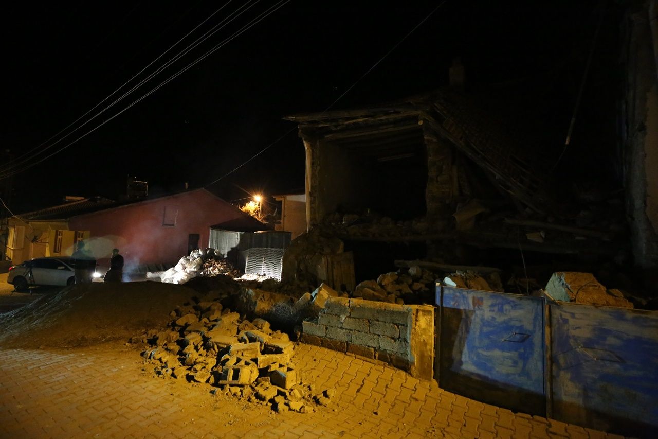 Deprem bölgesinden yürek yakan kareler... 12