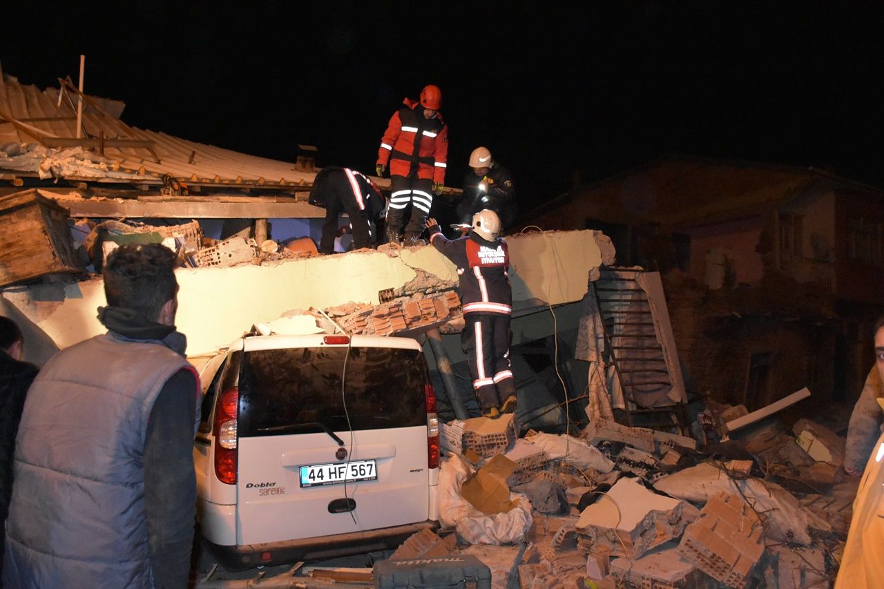 Deprem bölgesinden yürek yakan kareler... 14