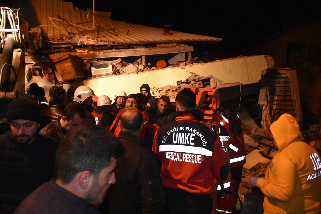 Deprem bölgesinden yürek yakan kareler... 15