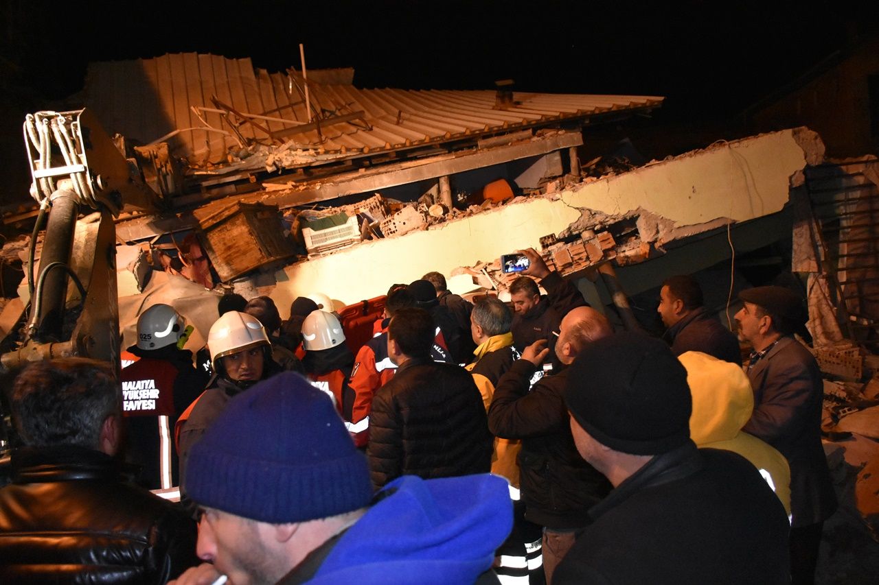 Deprem bölgesinden yürek yakan kareler... 16