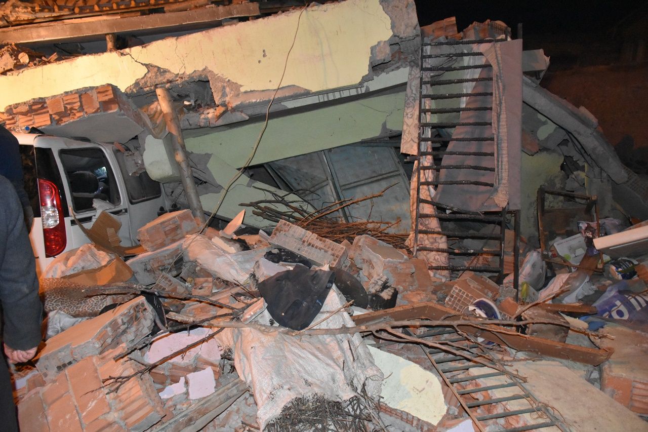 Deprem bölgesinden yürek yakan kareler... 17