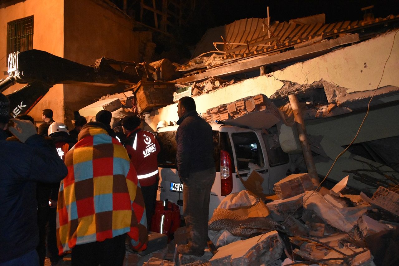 Deprem bölgesinden yürek yakan kareler... 18