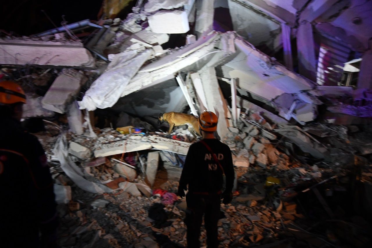 Deprem bölgesinden yürek yakan kareler... 19