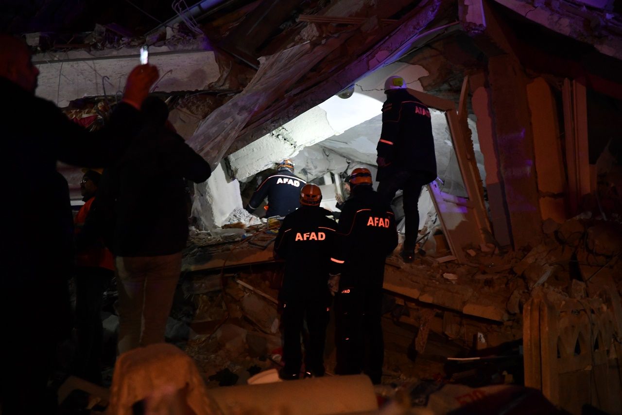 Deprem bölgesinden yürek yakan kareler... 22