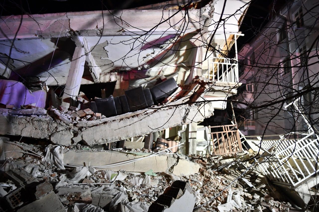 Deprem bölgesinden yürek yakan kareler... 23