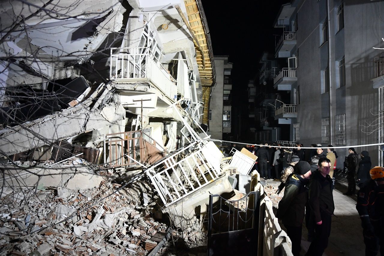Deprem bölgesinden yürek yakan kareler... 24