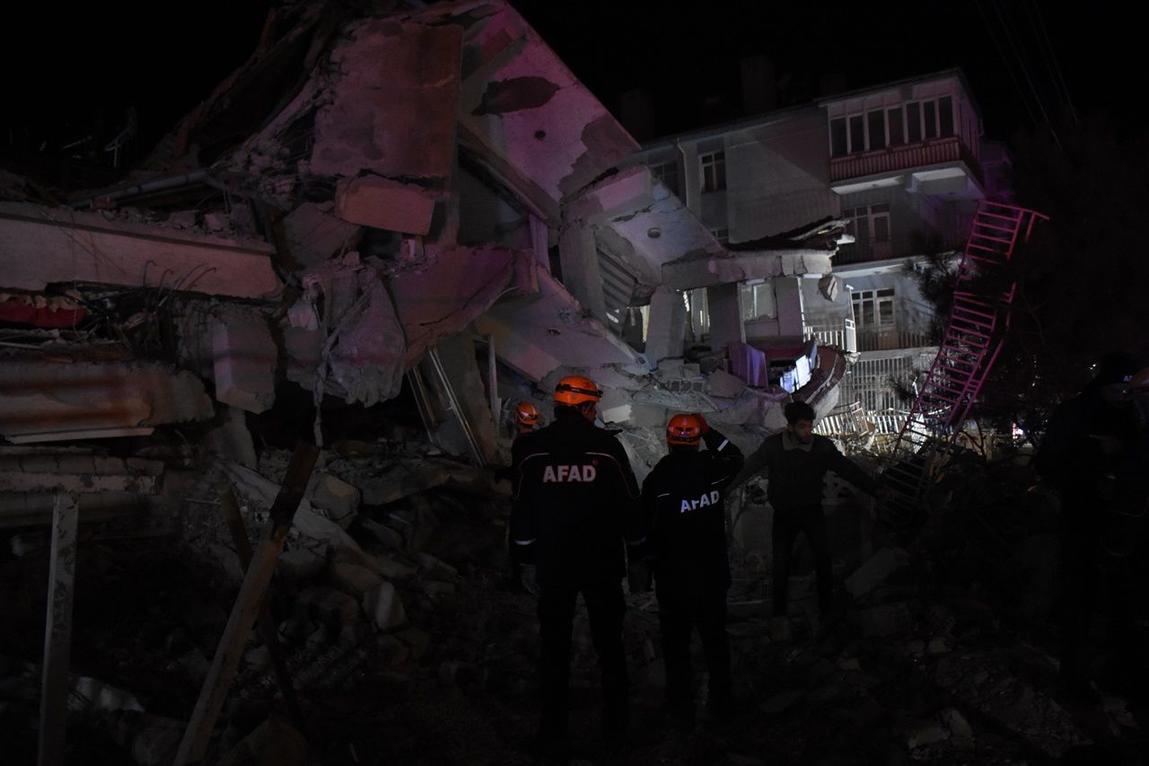 Deprem bölgesinden yürek yakan kareler... 27