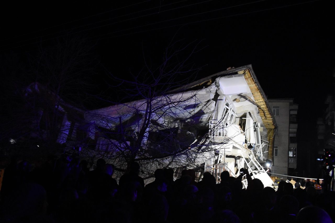 Deprem bölgesinden yürek yakan kareler... 28
