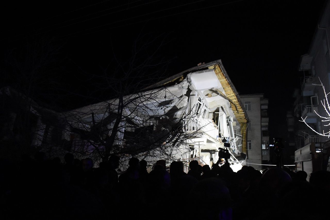 Deprem bölgesinden yürek yakan kareler... 29