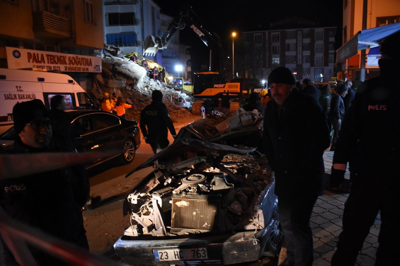 Deprem bölgesinden yürek yakan kareler... 30