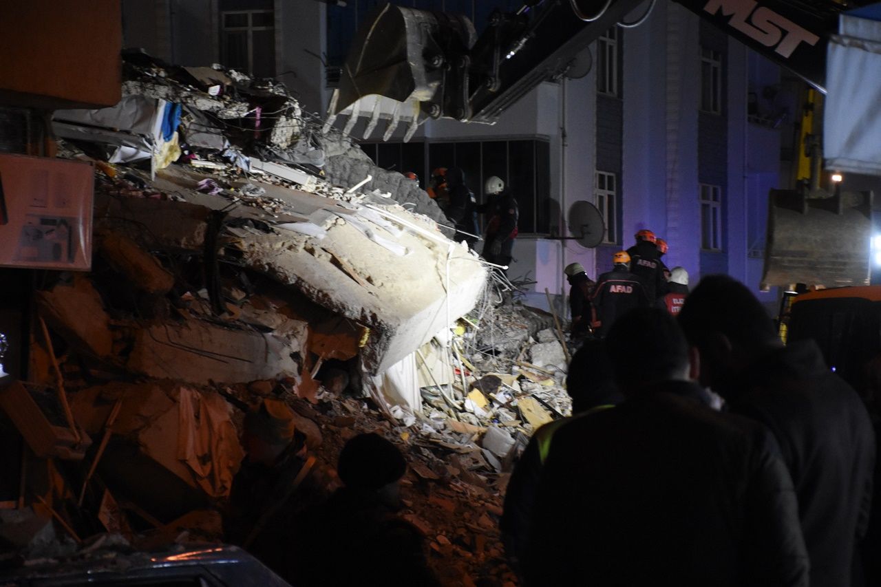 Deprem bölgesinden yürek yakan kareler... 33
