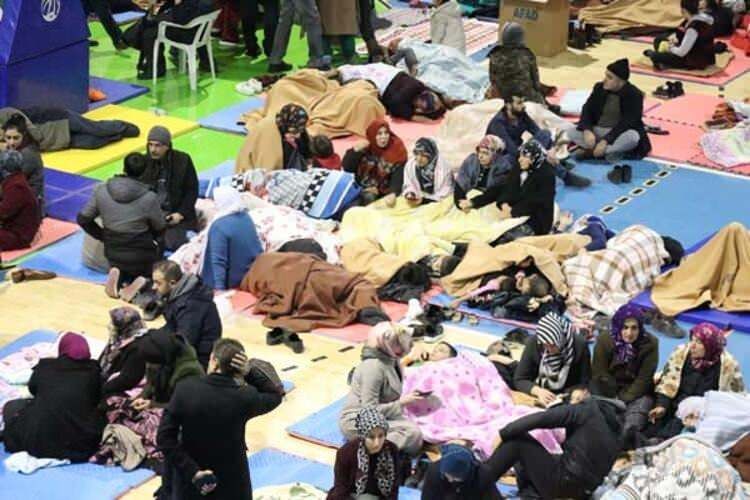Depremzedeler geceyi böyle geçirdi 7