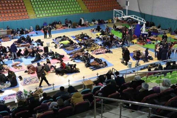 Depremzedeler geceyi böyle geçirdi 6