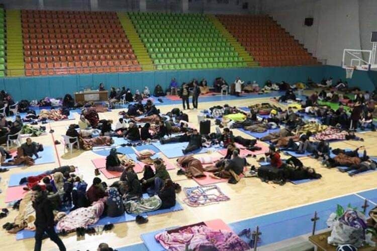 Depremzedeler geceyi böyle geçirdi 4