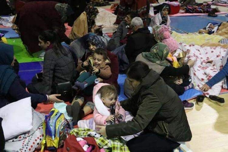 Depremzedeler geceyi böyle geçirdi 3