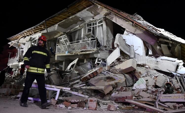 Ünlü isimler Elazığ depremi sonrası paylaştı! 4