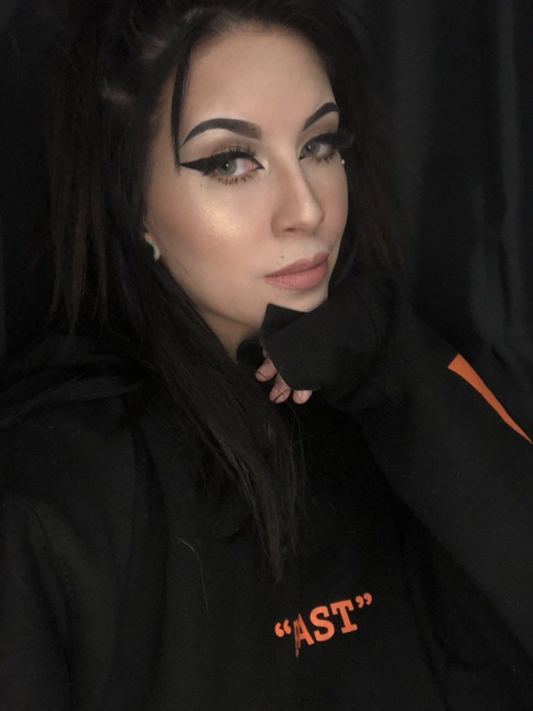 Genç blogger fantezi kurbanı oldu 15
