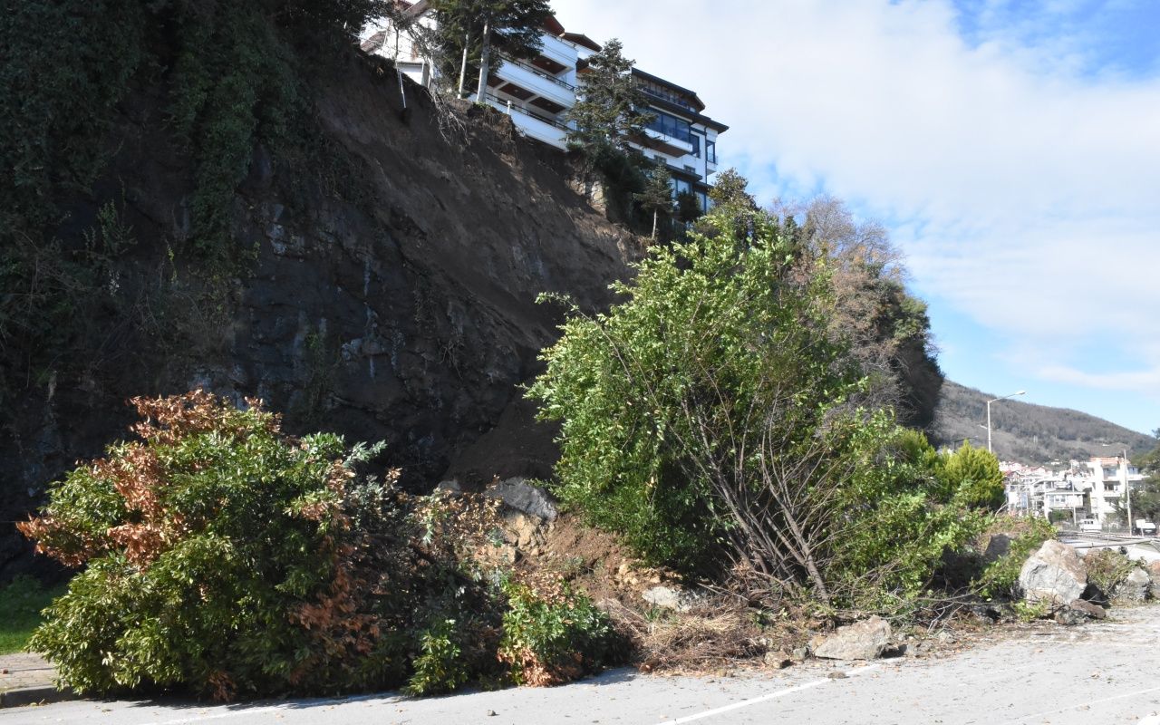 Heyelan, Samsun-Ordu yolunu ulaşıma kapattı 3