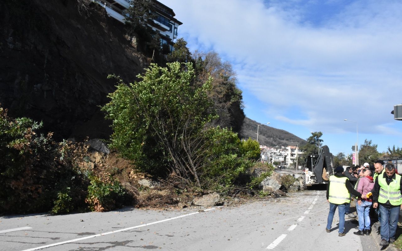Heyelan, Samsun-Ordu yolunu ulaşıma kapattı 4